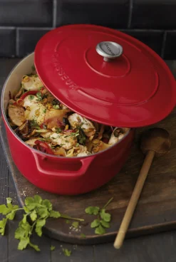 Cocotte Mijoteuse fonte ovale rouge Le Chasseur Invicta